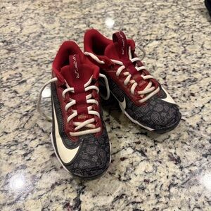 NIKE YOUTH KYLER MURRAY LOW TOP FOOTBALL CLEATS